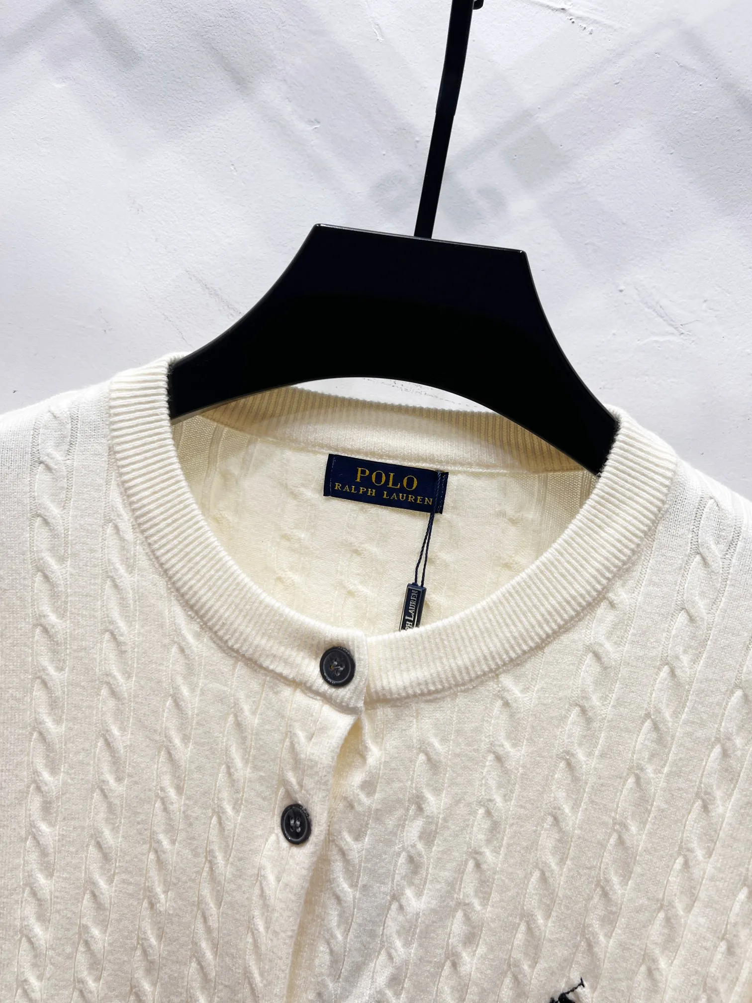P180 Style number: (Q055) Ralph Lauren classic round neck solid color pony embroidered logo knitted cardigan long sleeves Ralph Lauren classic basic versatile twist knitted cardigan long sleeves Main supply platform live broadcast Wholesale entities Replenish when out of stock Not removed from the shelves Quality 1:1 version Complete three labels Correct version of pony logo Imported quality cotton yarn Focus on high-end Cost-effective Good quality Needless to say Zhao Lusi's same style is really amazing. It's so sweet. I'm so pretty. This cardigan is really good-looking. The upper body is simple and easy to wear. It's a must-have for goddess ootd. Good-looking clothes are never picky. A must-have in the wardrobe of goddesses. Size: S-XL. Color: black, apricot, gray, navy blue, red, white.